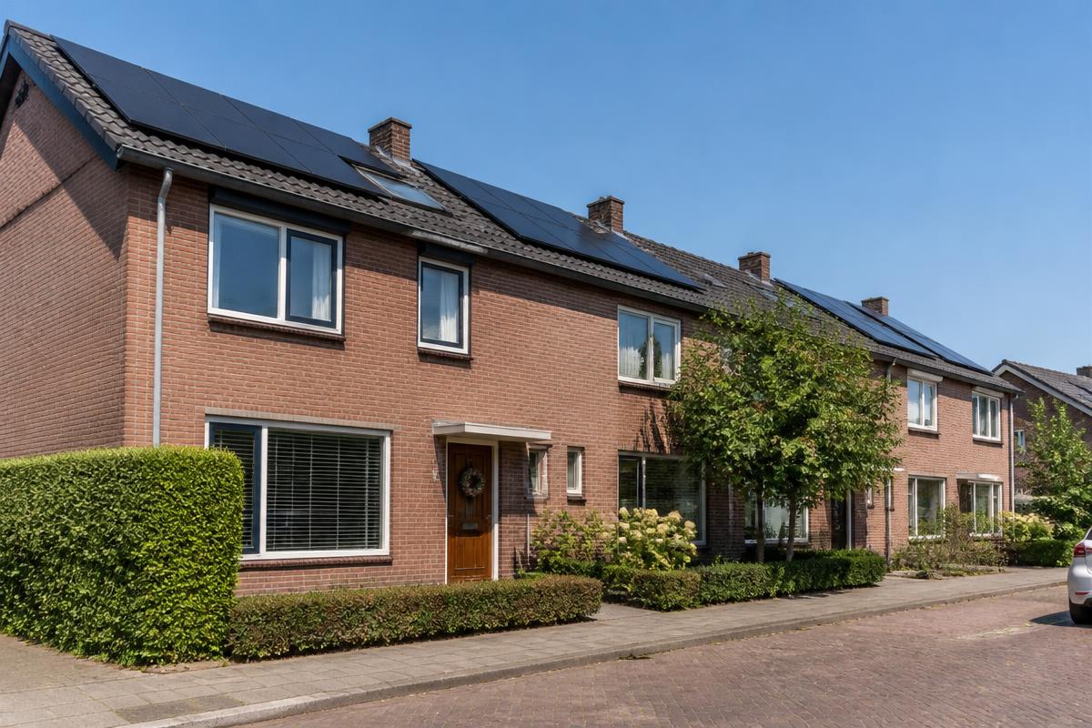 Nederlandse rijwoning met zonnepanelen op het dak